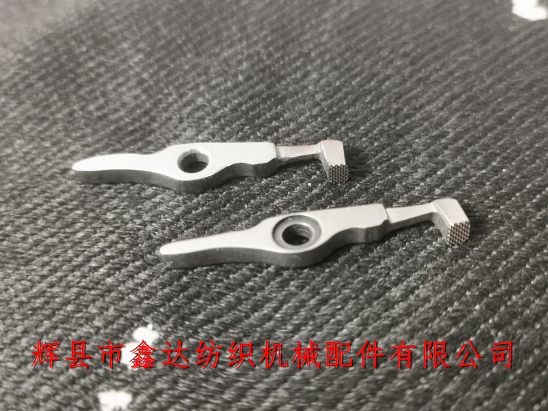 The Projectile weft feeder has a knurled upper clamp and a lower clamp _ Sulzer textile machinery accessories _P7100 textile machinery accessories